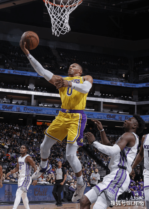 Ning在湖人比赛中绝杀，关键助攻引发热议！(nba十大绝杀反绝杀视频)